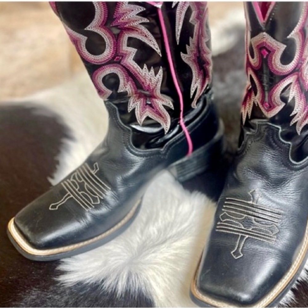 Ladies Ariat Black/Pink Western Boots